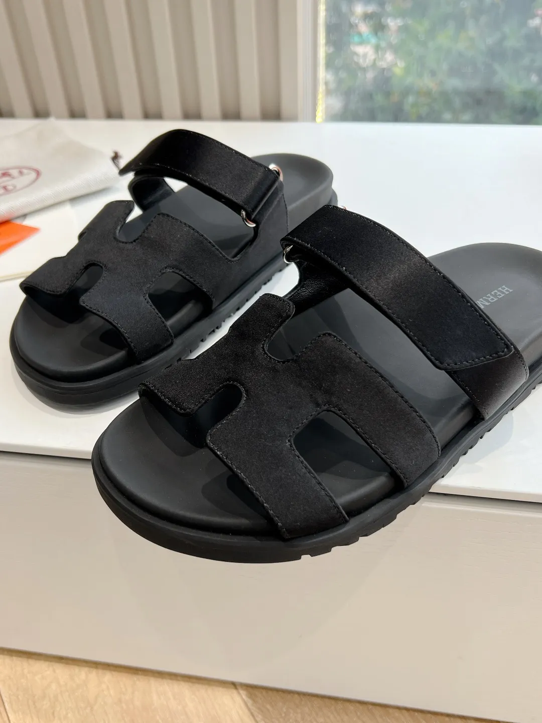👟👟Ex-factory price 440👟👟 (Top version) H family 2024 spring and summer new style HERMES Hermes' recently popular couple's shoes, pig nose angle sandals and slippers, paired with various colorful socks, very trendy. Upper lining: imported original leather. Outsole: non-slip and wear-resistant outsole. Size: female 35-42 (40/42 non-returnable and non-exchangeable) Men’s size: 39-45 (45 is non-refundable and non-exchangeable)